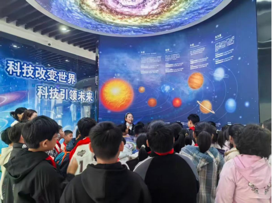 新沂市中小學生主題科普研學火熱進行